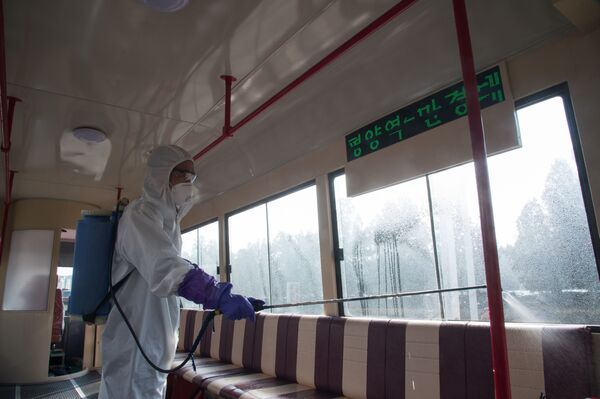 Дезинфекция трамвая против распространения коронавируса в Пхеньяне - Sputnik Узбекистан