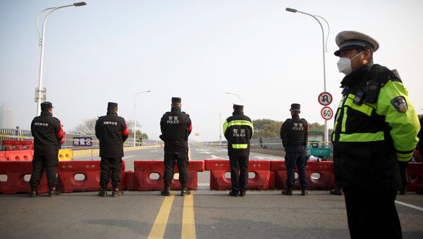 Сотрудники полиции на пропускном пункте в провинции Хубэй, КНР. 31 января 2020 - Sputnik Узбекистан