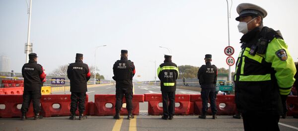 Сотрудники полиции на пропускном пункте в провинции Хубэй, КНР. 31 января 2020 - Sputnik Узбекистан