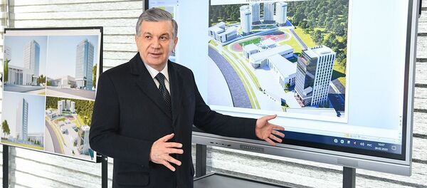 Шавкат Мирзиёев ознакомился со строительством многоэтажных домов в махалле Авайхон Мирзо-Улугбекского района столицы. Шавкат Мирзиёев ознакомился со строительством многоэтажных домов в махалле Авайхон Мирзо-Улугбекского района столицы. - Sputnik Узбекистан