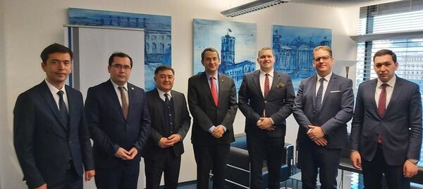 Германия Ўзбекистоннинг ЕОИИга босқичма-босқич қўшилишини ижобий баҳолади Германия Ўзбекистоннинг ЕОИИга босқичма-босқич қўшилишини ижобий баҳолади - Sputnik Ўзбекистон