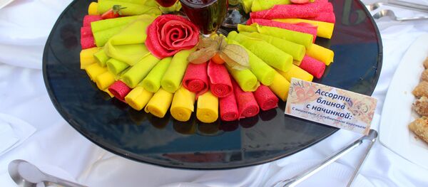 Разноцветные блины с начинкой - главное блюдо русской масленицы - Sputnik Узбекистан