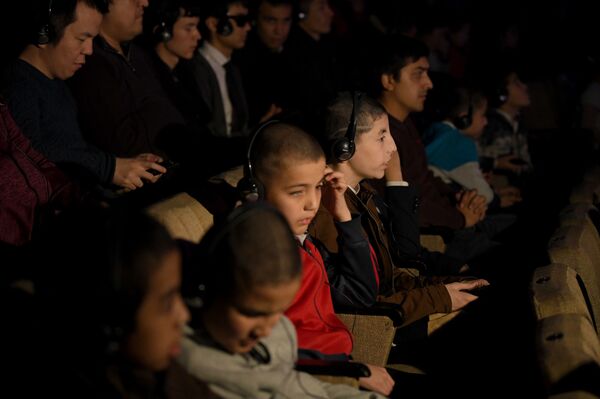 Увидеть мир ушами: в Ташкенте показали уникальный спектакль для незрячих Увидеть мир ушами: в Ташкенте показали уникальный спектакль для незрячих - Sputnik Узбекистан