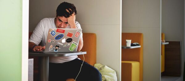 Парень за компьютером - Sputnik Узбекистан