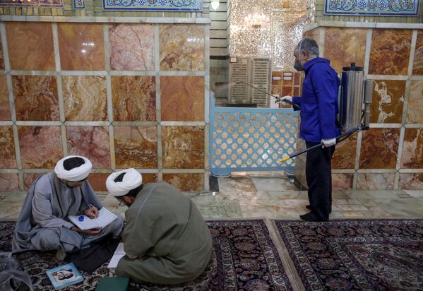 Работник санитарной службы дезинфицирует Мавзолей Фатимы Масуме в иранском городе Кум - Sputnik Ўзбекистон