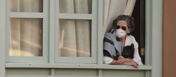 Женщина смотрит из окна Costa Adeje Palace hotel на Тенерифе Женщина смотрит из окна Costa Adeje Palace hotel на Тенерифе - Sputnik Ўзбекистон