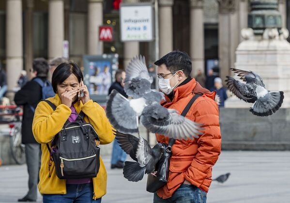 Turisti v zashitnix maskax na odnoy iz ulis Milana - Sputnik O‘zbekiston