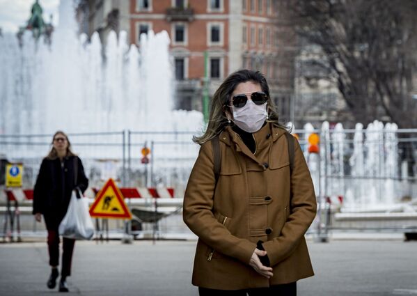Женщина в медицинской маске в центре Милана - Sputnik Ўзбекистон