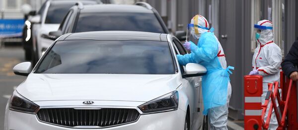 Медицинские работники осматривают водителей в Тэгу Медицинские работники осматривают водителей в Тэгу - Sputnik Ўзбекистон