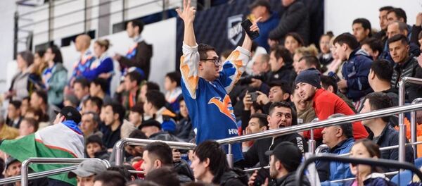 Болельщики хоккейного клуба Хумо на трибунах - Sputnik Узбекистан