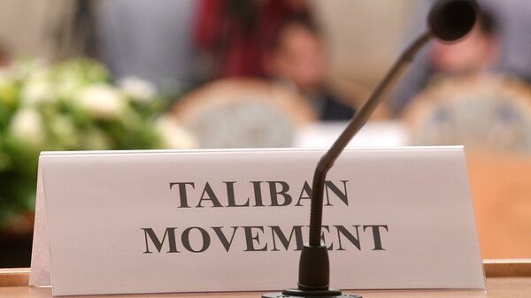 Tablichka na stole predstaviteley dvijeniya Taliban  - Sputnik Oʻzbekiston