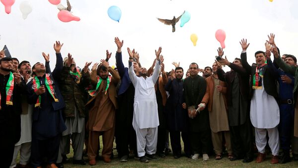 Афганские мужчины празднуют заключение соглашения между США и движением Талибан - Sputnik Ўзбекистон