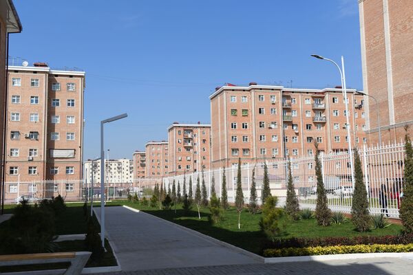 Новая школа рядом с новостройками нового района Сергели - Sputnik Узбекистан