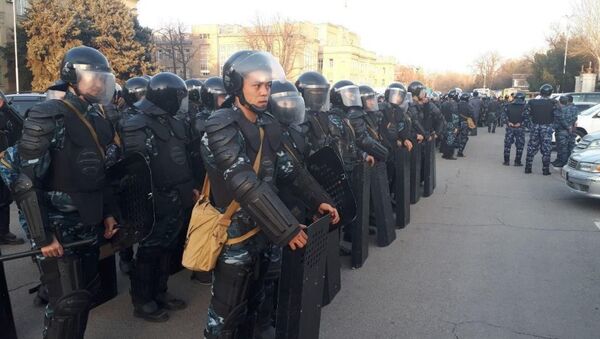 Сотрудники милиции в специальном обмундировании на площади Ала-Тоо в Бишкеке - Sputnik Ўзбекистон