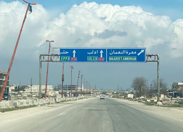 Damashq M5 trassasi, Halabning Suriyadagi Idlib viloyatining Maaret Numan aholi punkti hududida. - Sputnik O‘zbekiston