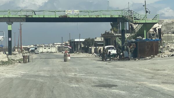 Блокпосты сирийской армии на трассе Дамаск-Алеппо (М5) в провинции Идлиб в Сирии - Sputnik Ўзбекистон