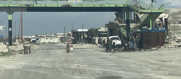 Блокпосты сирийской армии на трассе Дамаск-Алеппо (М5) в провинции Идлиб в Сирии Блокпосты сирийской армии на трассе Дамаск-Алеппо (М5) в провинции Идлиб в Сирии - Sputnik Ўзбекистон