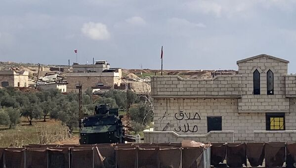 Turkiya armiyasining blokposti, Suriyaning Idlib viloyatidagi Damashq-Aleppo (M5) trassasida - Sputnik Oʻzbekiston