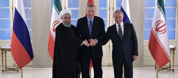 Президент РФ Владимир Путин, президент Турции Реджеп Тайип Эрдоган и президент Ирана Хасан Рухани (справа налево) на церемонии фотографирования участников встречи глав государств - гарантов Астанинского процесса содействия сирийскому урегулированию Президент РФ Владимир Путин, президент Турции Реджеп Тайип Эрдоган и президент Ирана Хасан Рухани (справа налево) на церемонии фотографирования участников встречи глав государств - гарантов Астанинского процесса содействия сирийскому урегулированию - Sputnik Ўзбекистон