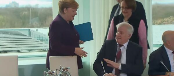 Mit gutem Beispiel voran: Seehofer verweigert Merkel wegen dem Coronavirus den Handschlag Mit gutem Beispiel voran: Seehofer verweigert Merkel wegen dem Coronavirus den Handschlag - Sputnik Узбекистан