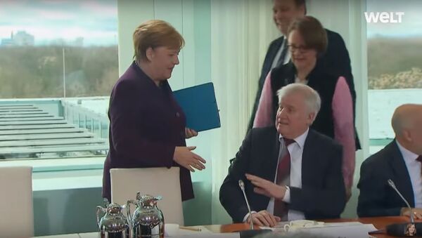 Mit gutem Beispiel voran: Seehofer verweigert Merkel wegen dem Coronavirus den Handschlag - Sputnik Узбекистан