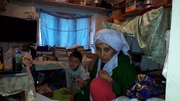 В Джизаке мальчик попросил защитить его бабушку, которую обманули в хокимияте В Джизаке мальчик попросил защитить его бабушку, которую обманули в хокимияте - Sputnik Узбекистан