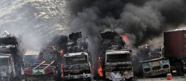 Автомобили охваченные огнем в одной из провинций Афганистана Автомобили охваченные огнем в одной из провинций Афганистана - Sputnik Ўзбекистон