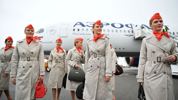 Стюардессы у дальнемагистрального широкофюзеляжного пассажирского самолета Airbus A350-900 авиакомпании Аэрофлот  - Sputnik Узбекистан
