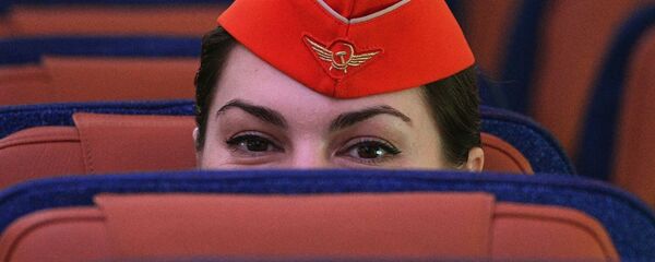 Стюардесса в салоне дальнемагистрального широкофюзеляжного пассажирского самолета Airbus A350-900 авиакомпании Аэрофлот Стюардесса в салоне дальнемагистрального широкофюзеляжного пассажирского самолета Airbus A350-900 авиакомпании Аэрофлот - Sputnik Ўзбекистон