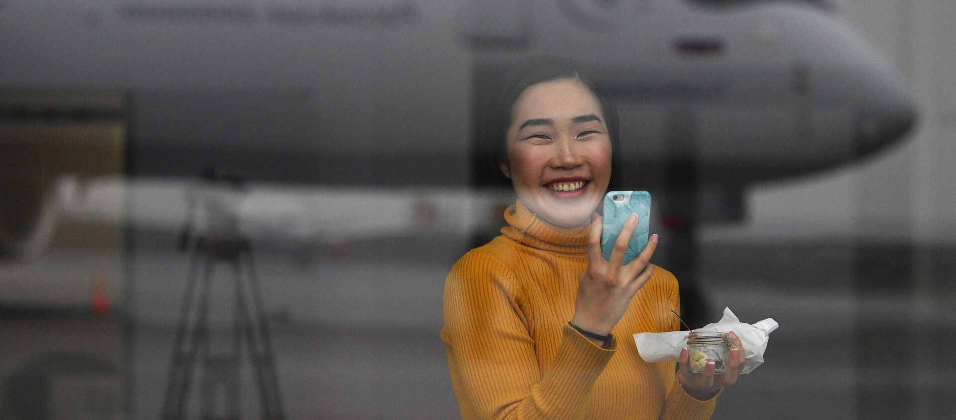 Девушка фотографирует дальнемагистральный широкофюзеляжный пассажирский самолет Airbus A350-900 авиакомпании Аэрофлот - Sputnik Ўзбекистон, 1920, 03.02.2021