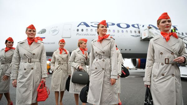 Стюардессы у дальнемагистрального широкофюзеляжного пассажирского самолета Airbus A350-900 авиакомпании Аэрофлот  - Sputnik Ўзбекистон