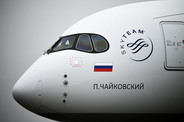 Дальнемагистральный широкофюзеляжный пассажирский самолет Airbus A350-900 авиакомпании Аэрофлот в международном аэропорту Шереметьево - Sputnik Ўзбекистон