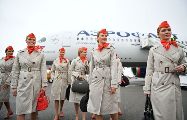 Stuardessi u dalnemagistralnogo shirokofuzelyajnogo passajirskogo samoleta Airbus A350-900 aviakompanii Aeroflot  - Sputnik O‘zbekiston