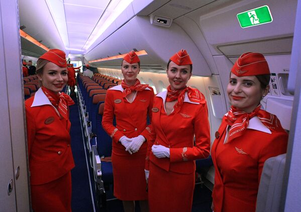 Стюардессы в салоне дальнемагистрального широкофюзеляжного пассажирского самолета Airbus A350-900 - Sputnik Ўзбекистон