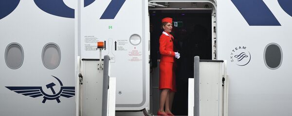 Стюардесса на борту дальнемагистрального широкофюзеляжного пассажирского самолета Airbus A350-900 Стюардесса на борту дальнемагистрального широкофюзеляжного пассажирского самолета Airbus A350-900 - Sputnik Узбекистан