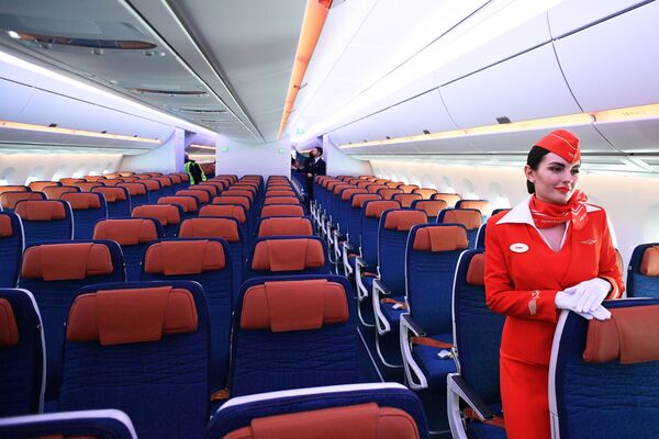 Стюардесса в салоне дальнемагистрального широкофюзеляжного пассажирского самолета Airbus A350-900 авиакомпании Аэрофлот - Sputnik Ўзбекистон