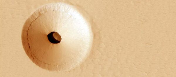 Ученые НАСА обнаружили на Марсе странную дыру Ученые НАСА обнаружили на Марсе странную дыру - Sputnik Ўзбекистон