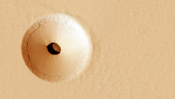 Ученые НАСА обнаружили на Марсе странную дыру - Sputnik Ўзбекистон