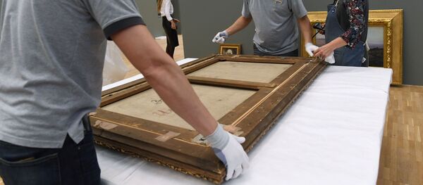 Специалисты галереи готовят картину к выставке - Архивное фото - Sputnik Узбекистан