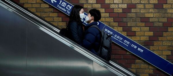 Влюбленная пара в защитных масках в метро Сеула - Sputnik Узбекистан