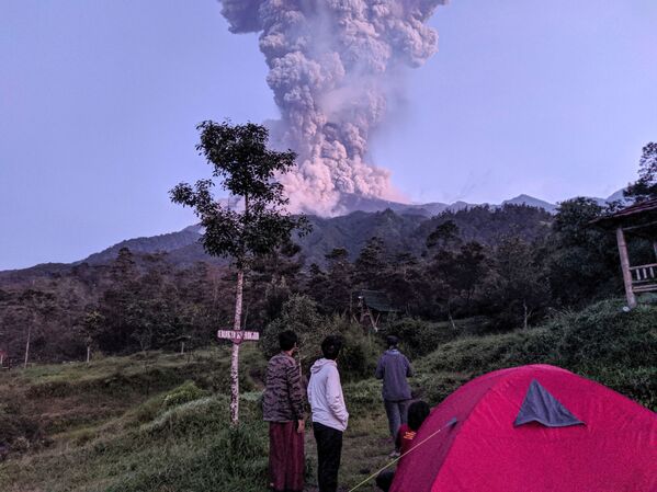 Indoneziyadagi Merapi vulqonining otilishi - Sputnik O‘zbekiston