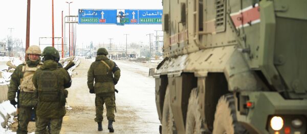 Российская военная полиция в освобожденном сирийском городе Маарет-Нууман в Идлибе Российская военная полиция в освобожденном сирийском городе Маарет-Нууман в Идлибе - Sputnik Ўзбекистон