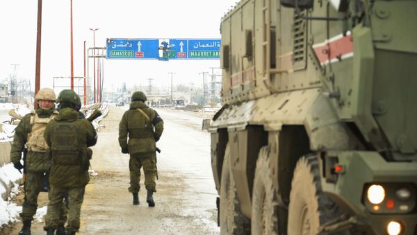 Российская военная полиция в освобожденном сирийском городе Маарет-Нууман в Идлибе - Sputnik Ўзбекистон