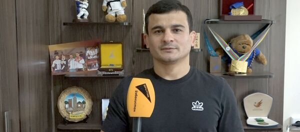 Ришод Собиров поздравляет женщин с праздником 8 марта - Sputnik Узбекистан