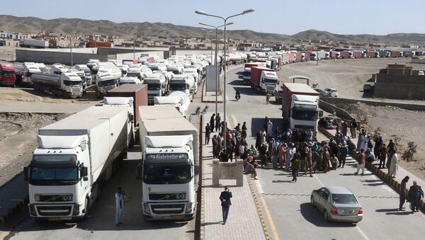 Грузовики на границе Ирана ждут очереди - Sputnik Ўзбекистон