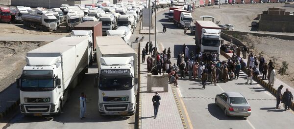 Грузовики на границе Ирана ждут очереди Грузовики на границе Ирана ждут очереди - Sputnik Узбекистан