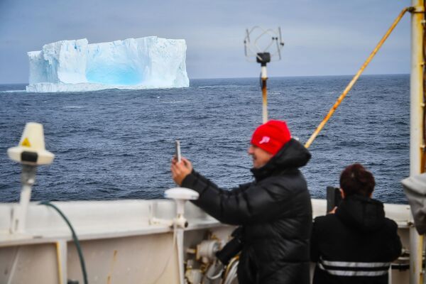 Айсберг в районе острова Аделейд в Антарктиде - Sputnik Узбекистан