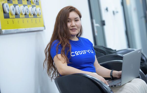 Путь к успеху через Афганистан: как айтишница из Кыргызстана покоряла США - Sputnik Узбекистан