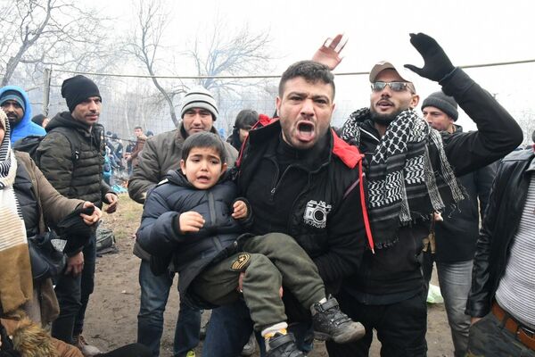 Ситуация на КПП Пазаркуле на границе Турции и Греции, где полиция применила слезоточивый газ против беженцев - Sputnik Узбекистан