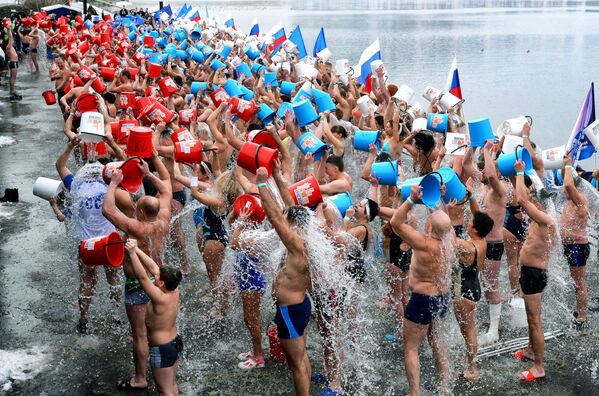 Жители Красноярска во время установления рекорда России по массовому обливанию холодной водой - Sputnik Узбекистан